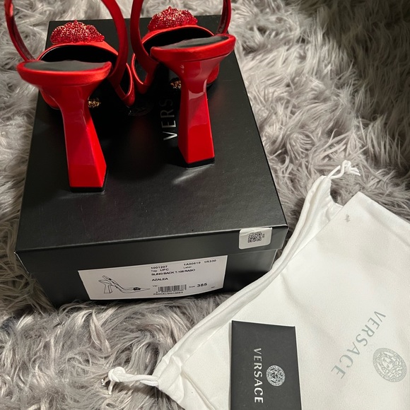 VERSACE RED CRYSTAL LA MEDUSA SATIN SLING-BACK PUMPS - Picture 4 of 9